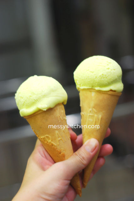 Kem Ốc Quế Cốm (Green Rice Flakes Ice-Cream Cones) @ Kem Tràng Tiền, Hoan Kiem, Hanoi